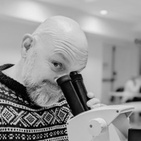 Trond Evensen - Autorisert skadedyrbekjemper /Files/Images/Trond_i_mikro_lupe.png